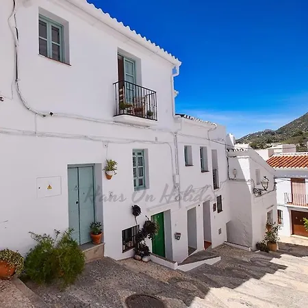 Дом отдыха Calle Alta 37, Luxury 3 Bedroom Center Townhouse With Large Terrace And Sea Views Hansonholiday